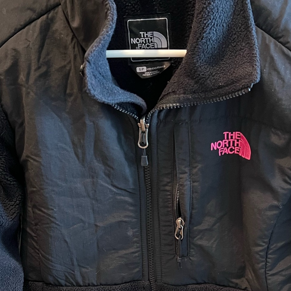 WOMENS BLACK NORTH FACE DENALI JACKET. Breast cancer ribbon 🎀